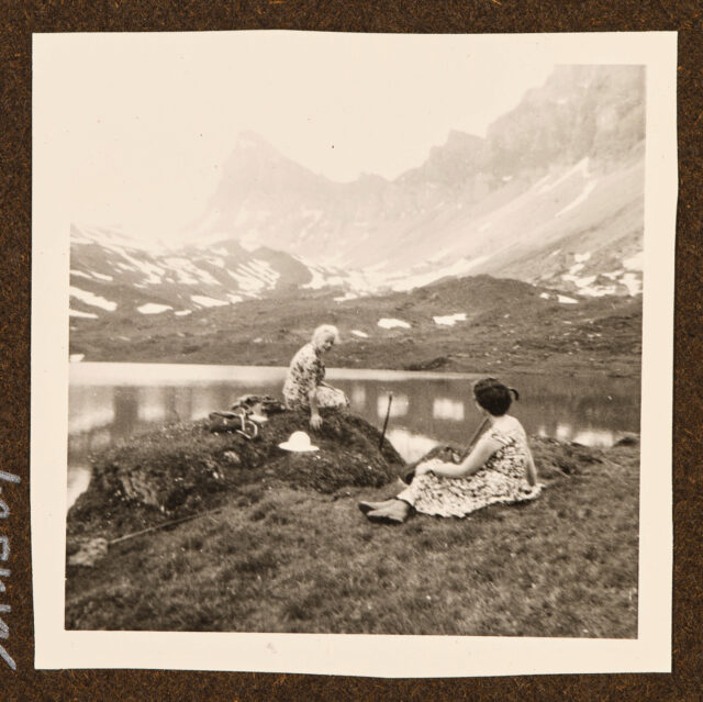 Bettina Zweifel und Helen Weber im Gras vor Bergsee