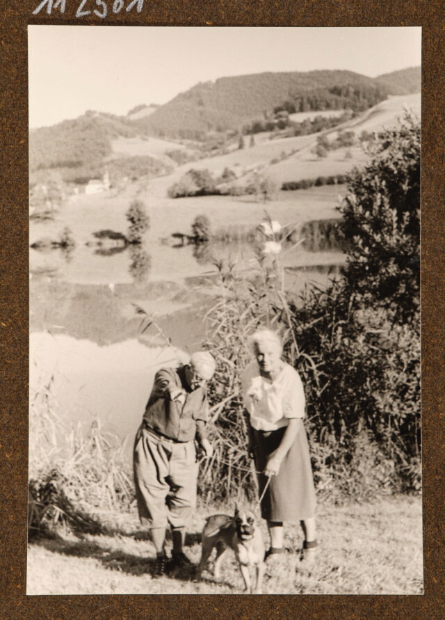 Meinrad Inglin und Bettina Zweifel vor See und Hügeln