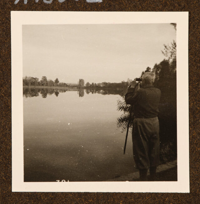 Meinrad Inglin mit Feldstecher an See