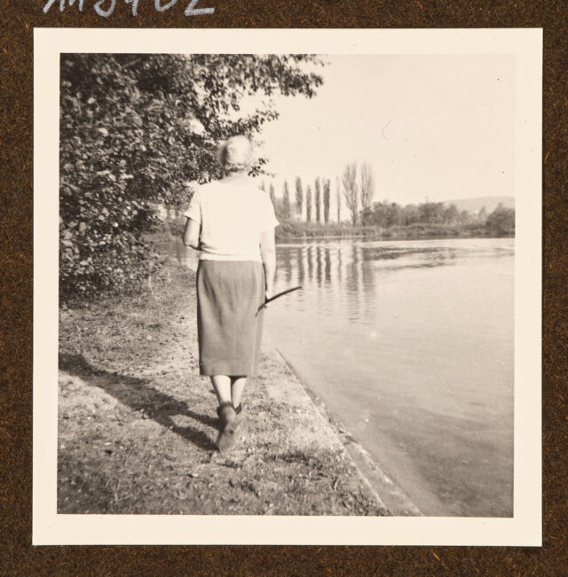 Bettina Zweifel (Rückenansicht) am Rheinufer