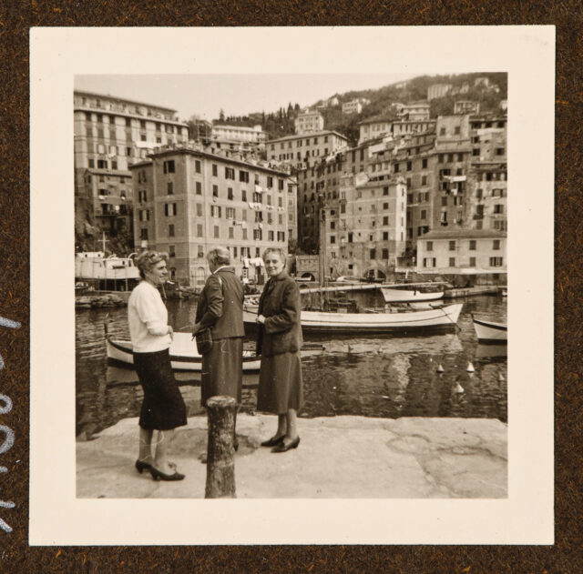 Meinrad Inglin mit zwei Frauen an Hafen