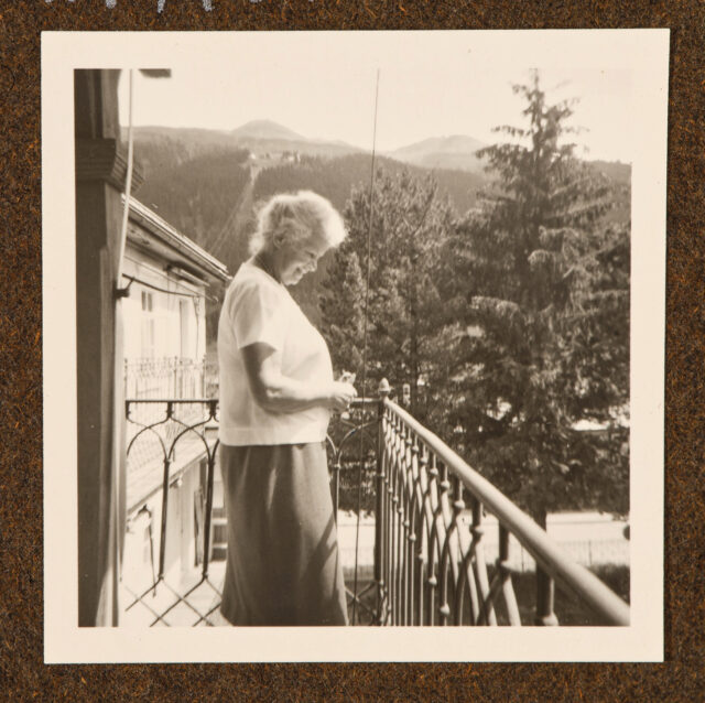 Bettina Zweifel auf Balkon