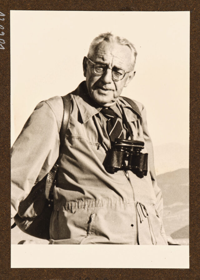 Meinrad Inglin mit Feldstecher