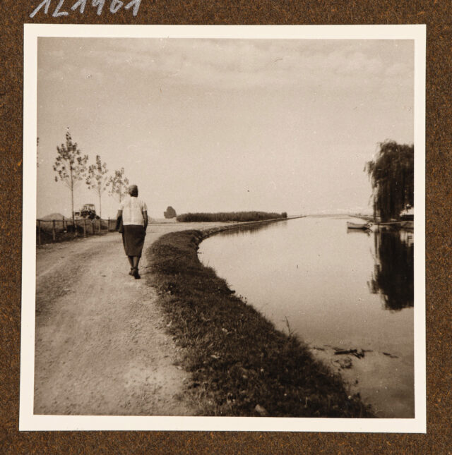 Bettina Zweifel (Rückenansicht) an Flussufer