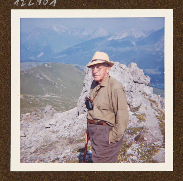 Meinrad Inglin vor Fels und Bergkulisse