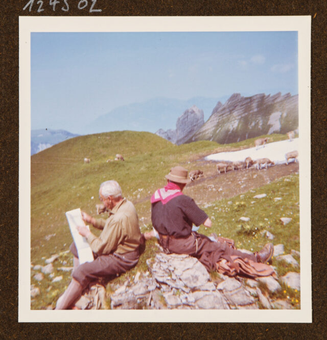 Meinrad Inglin und Hans von Matt (beide Rückenansicht) auf Felsen sitzend