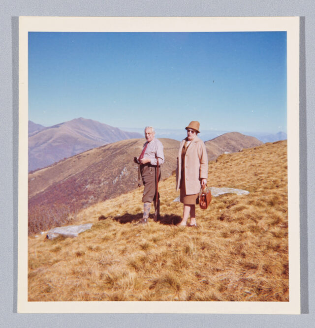 Meinrad Inglin und eine Frau (A. Holdener?) auf Bergwiese