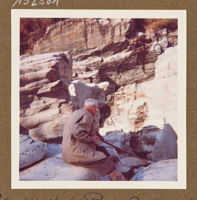 Meinrad Inglin (Rückenansicht) an der Maggia auf Felsen sitzend