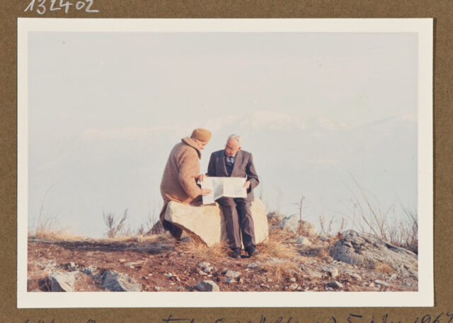 Bettina Zweifel und Meinrad Inglin mit Landkarte vor Bergpanorama