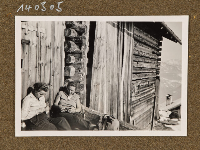 Bettina Zweifel und andere Frau vor Berghütte sitzend