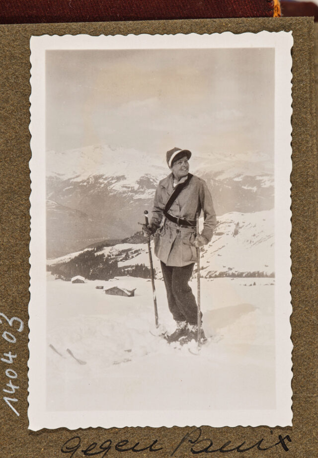 Bettina Zweifel auf Skiern vor Bergpanorama