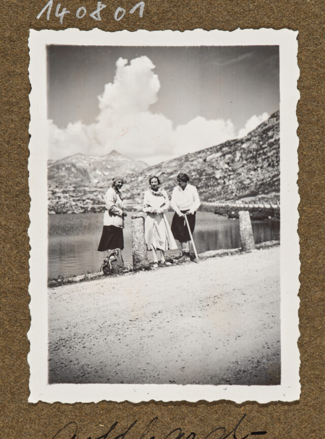 Drei Frauen (Bettina Zweifel r.) am See auf der Gotthard-Passhöhe