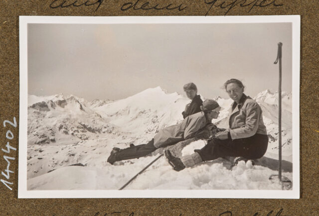 Drei Skifahrer/innen auf dem verschneiten Berggipfel des Winterhorns