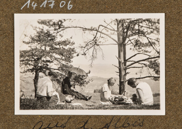 Vier Frauen (Bettina Zweifel 2.v.r.) im Gras unter Bäumen sitzend