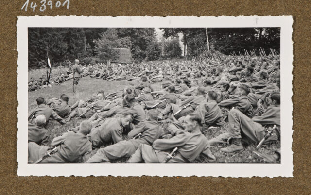 Meinrad Inglin liest vor Soldaten auf dem Benkener Büchel