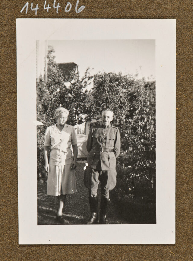 Bettina Zweifel und Meinrad Inglin (in Uniform) in Garten