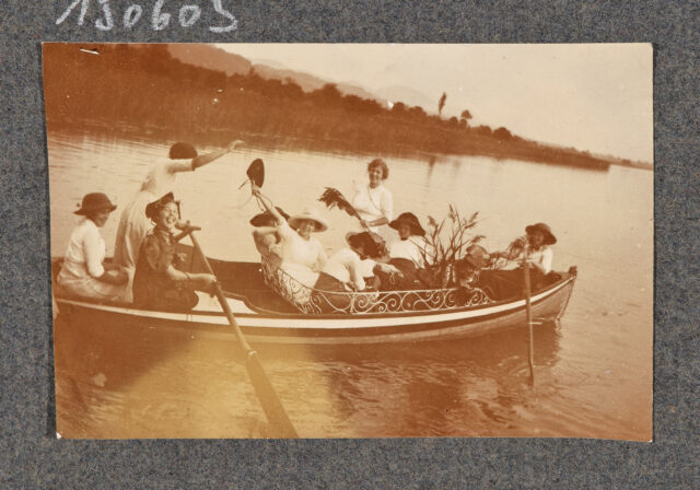 Zehn Frauen in Boot