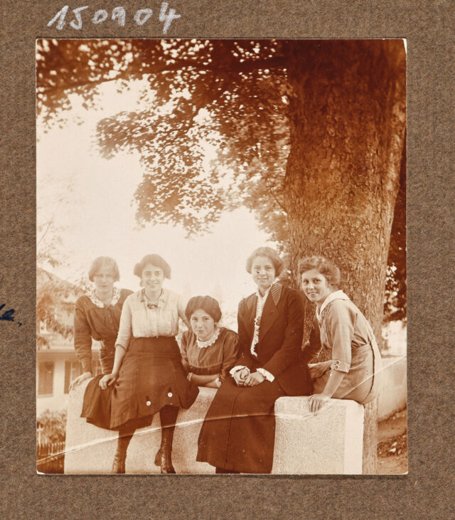 Fünf junge Frauen auf der Hohen Promenade in Zürich (Bettina Zweifel r.?)