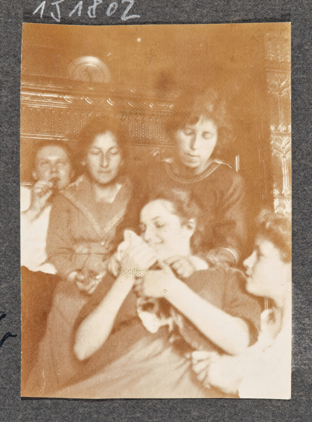 Vier Frauen (Bettina Zweifel r.?) mit Katze