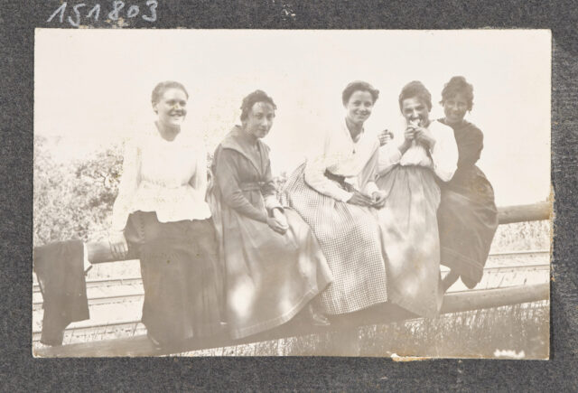 Fünf Junge Frauen (Bettina Zweifel Mitte?) auf Geländer sitzend
