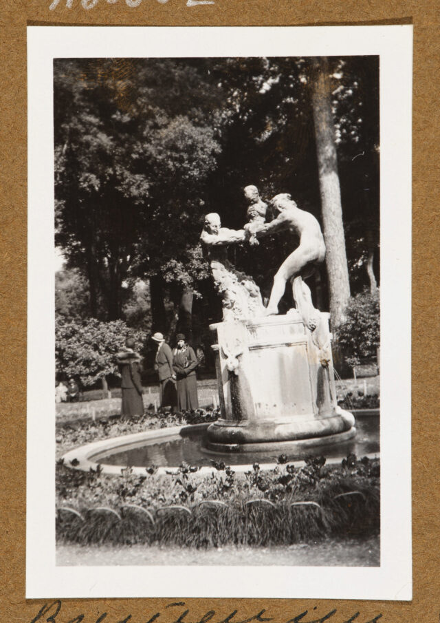 Menschen bei Brunnen mit Statuen