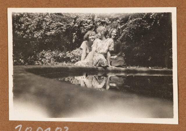 Bettina Zweifel (Mitte) und zwei andere Junge Frauen an Brunnen