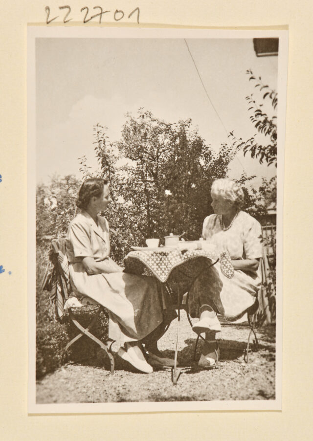 Bettina Zweifel (r.) und andere Frau an Tisch in Garten