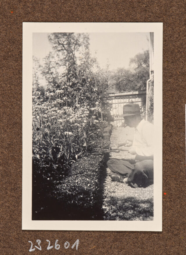 Meinrad Inglin im Garten am Boden sitzend