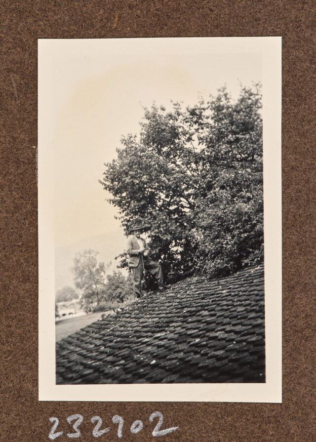 Meinrad Inglin auf Hausdach