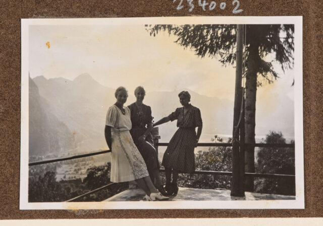 Drei Frauen (Bettina Zweifel l.) vor Bergpanorama