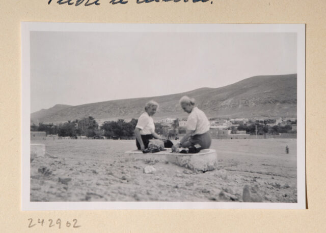 Bettina Zweifel und ihre Schwester (?) auf Stein sitzend