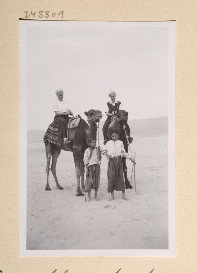 Bettina Zweifel (l.) und ihre Schwester (?) auf Kamelen, Kinder