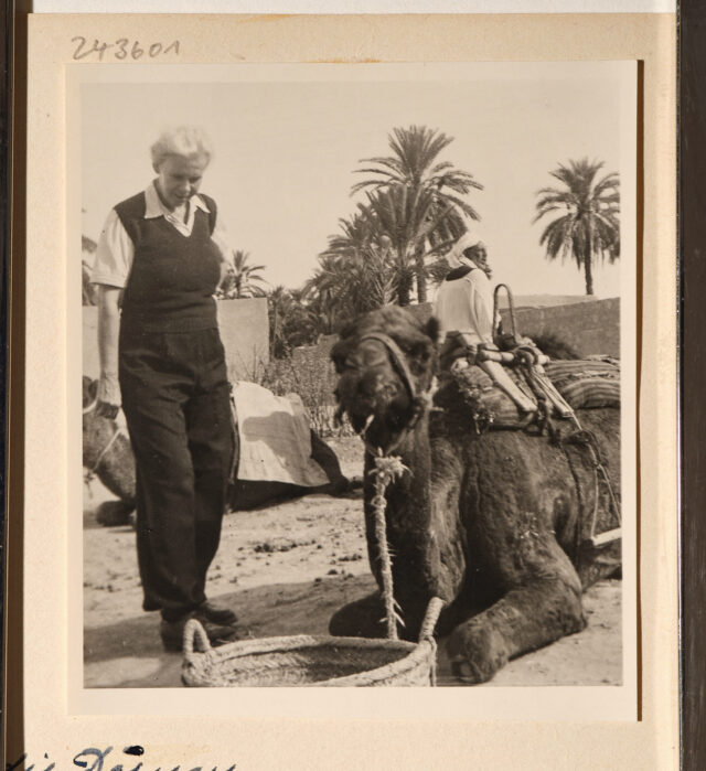 Bettina Zweifels Schwester (?) und Kamel