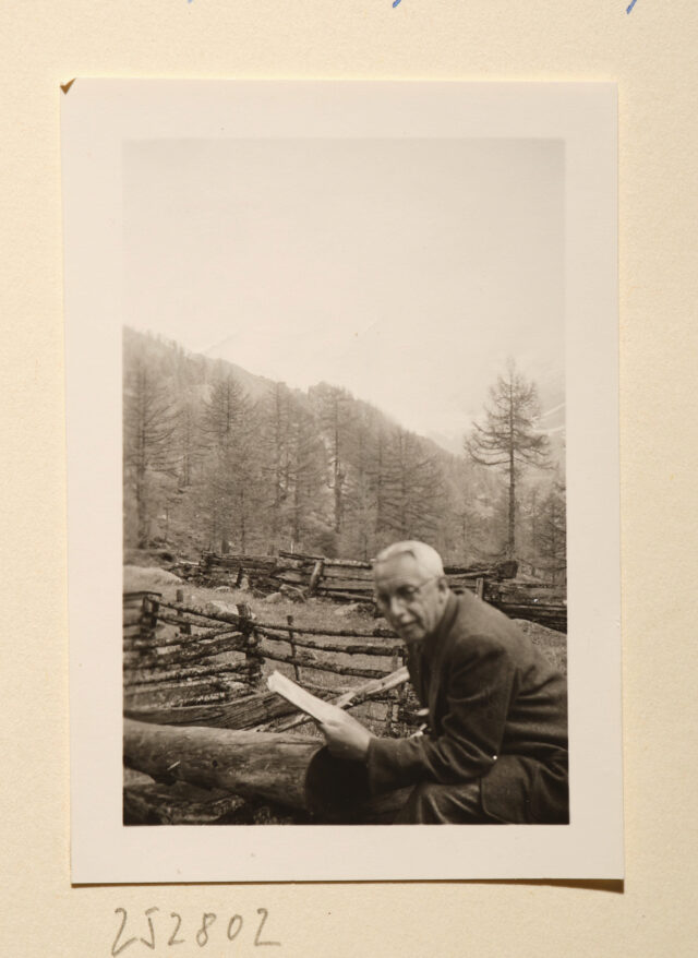 Meinrad Inglin mit Karte