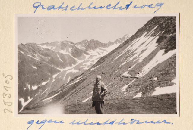 Meinrad Inglin vor Bergkulisse