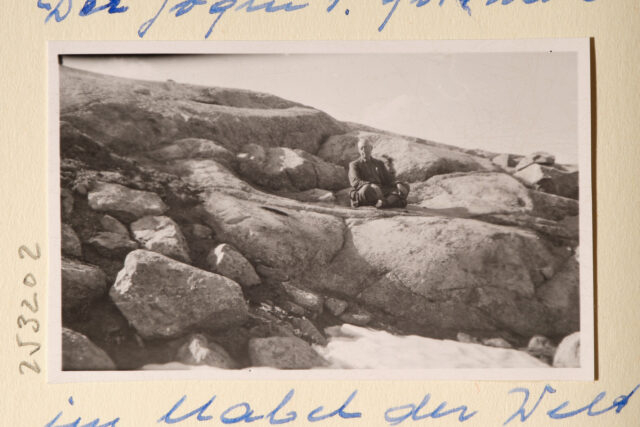 Meinrad Inglin sitzt auf Felsblock