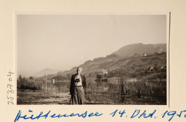 Meinrad Inglin vor kleinem See