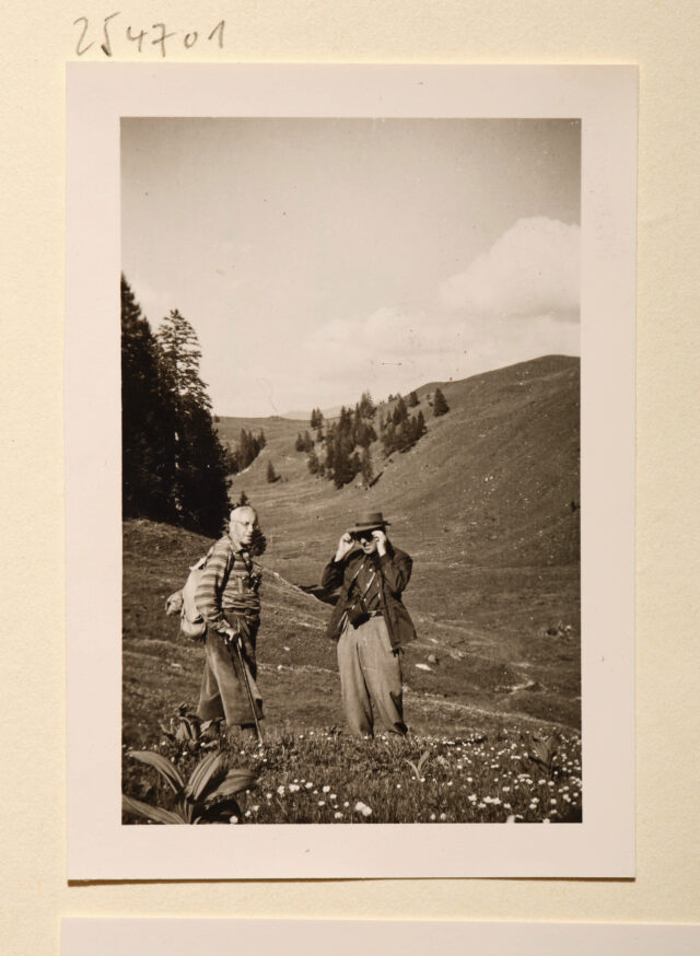 Meinrad Inglin und Hans von Matt (mit Sonnenbrille) auf Bergwiese