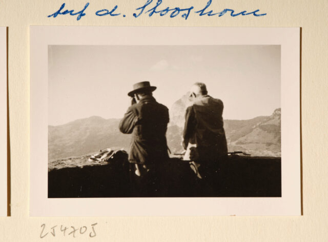 Meinrad Inglin und Hans von Matt (beide Rückenansicht) vor Bergpanorama
