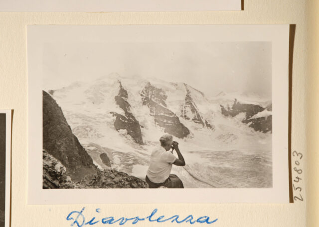 Bettina Zweifel (mit Feldstecher) vor Bergpanorama