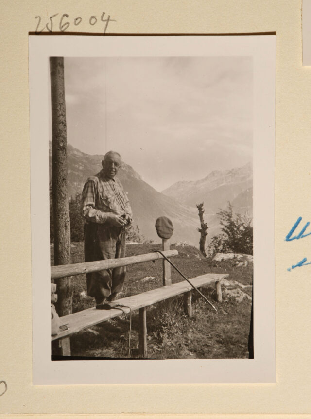 Meinrad Inglin bei Bank vor Bergpanorama