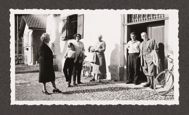 Meinrad Inglin (r.), Bettina Zweifel (Mitte) und vier weitere Personen vor Haustür