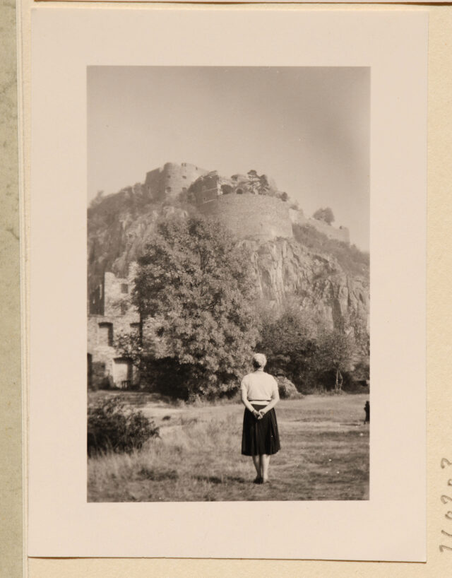 Bettina Zweifel (Rückenansicht) vor Burgruine