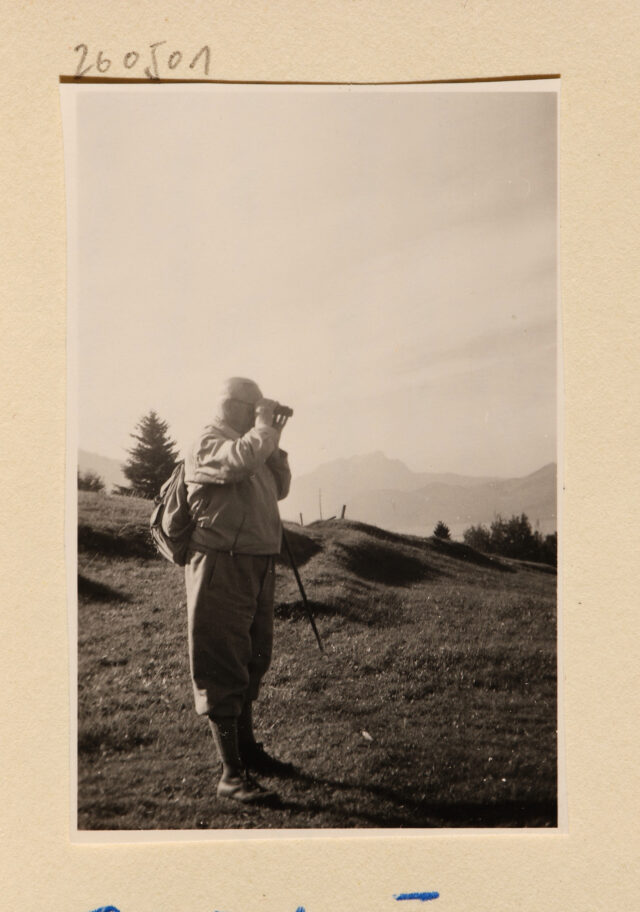 Meinrad Inglin mit Feldstecher