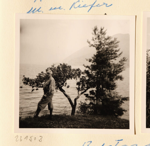 Meinrad Inglin neben Baum an See