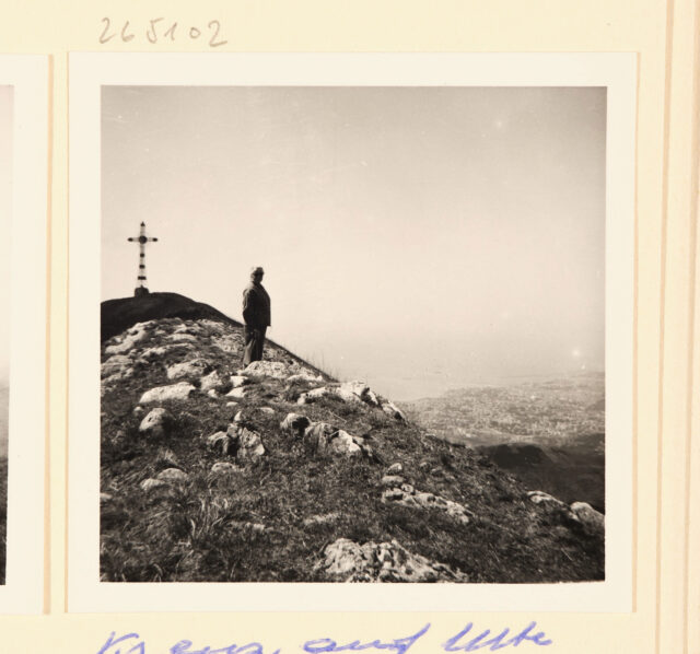 Bettina Zweifel (?) auf Bergkamm, im Hintergrund Gipfelkreuz