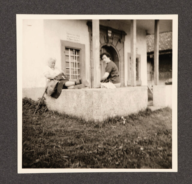Bettina Zweifel und andere Frau vor Kapelle