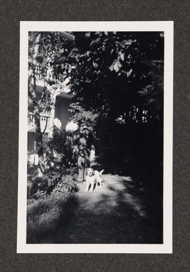 Meinrad Inglin mit Hund vor Haus 'Im Grund'