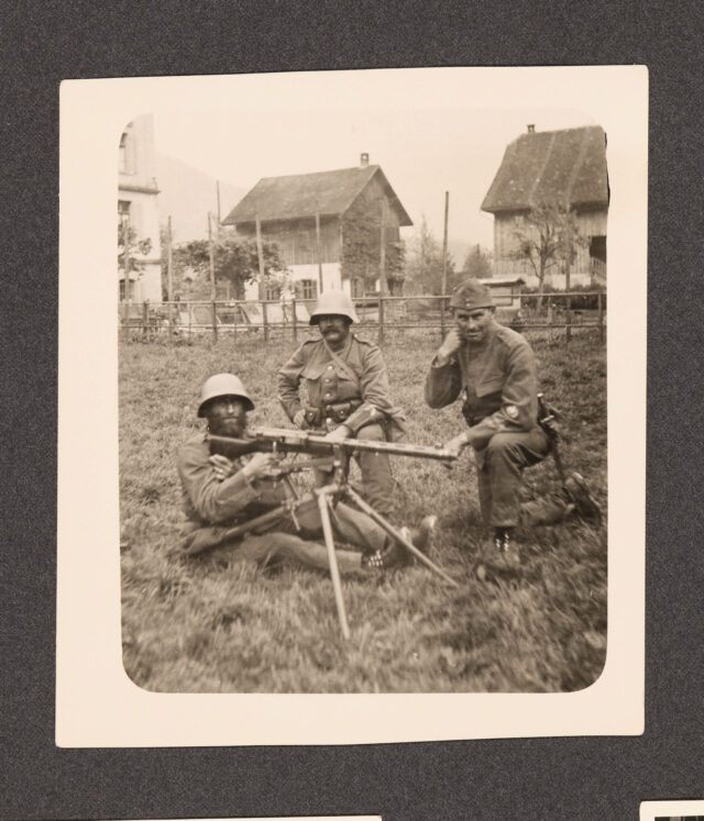 Drei Soldaten mit Maschinengewehr