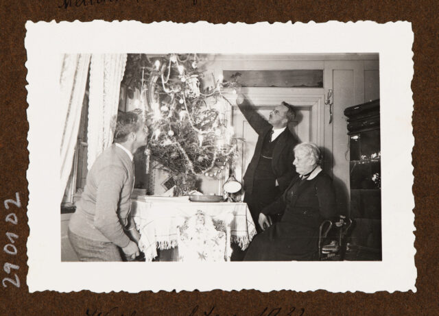 Josef und Meinrad Inglin, Margrit Abegg-Eberle (? Oder Josephine Inglin -Eberle) schmücken den Christbaum